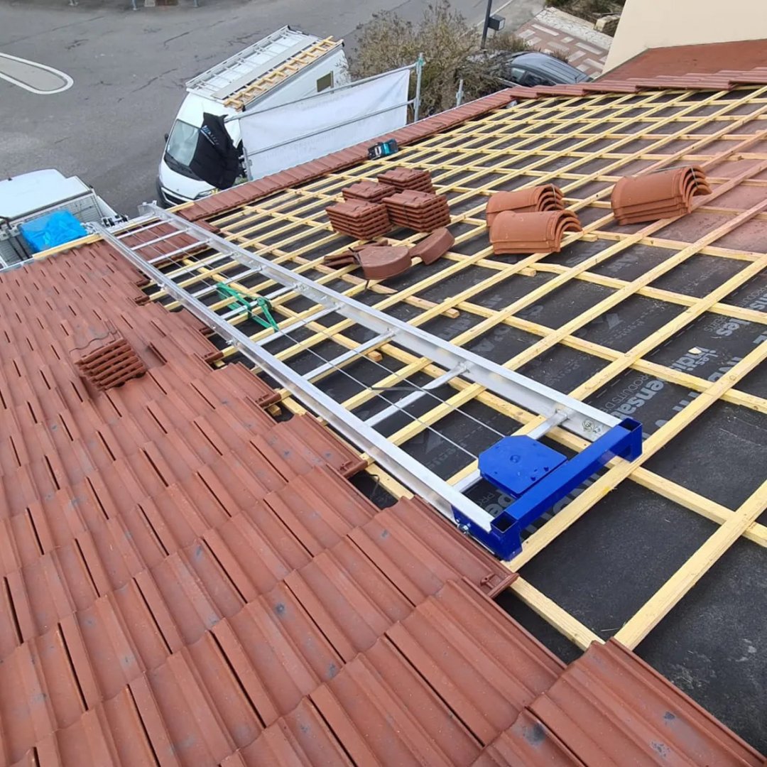 toiture en tuile noir NOMSOCIETE