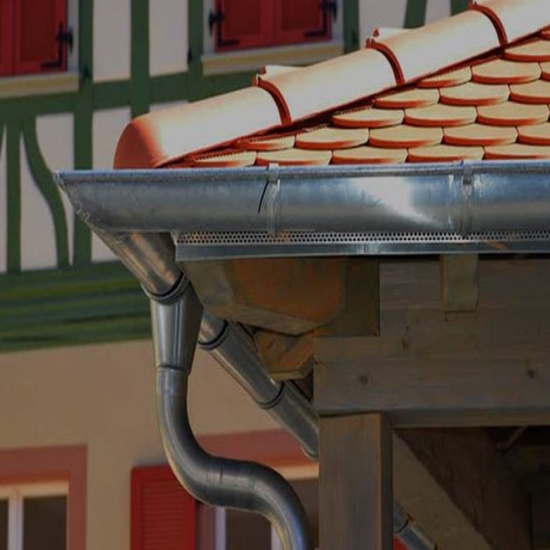 Zinguerie : chien-assis et faîtage